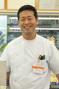 JR桃谷駅近くにある【ふじ薬局】の店長写真